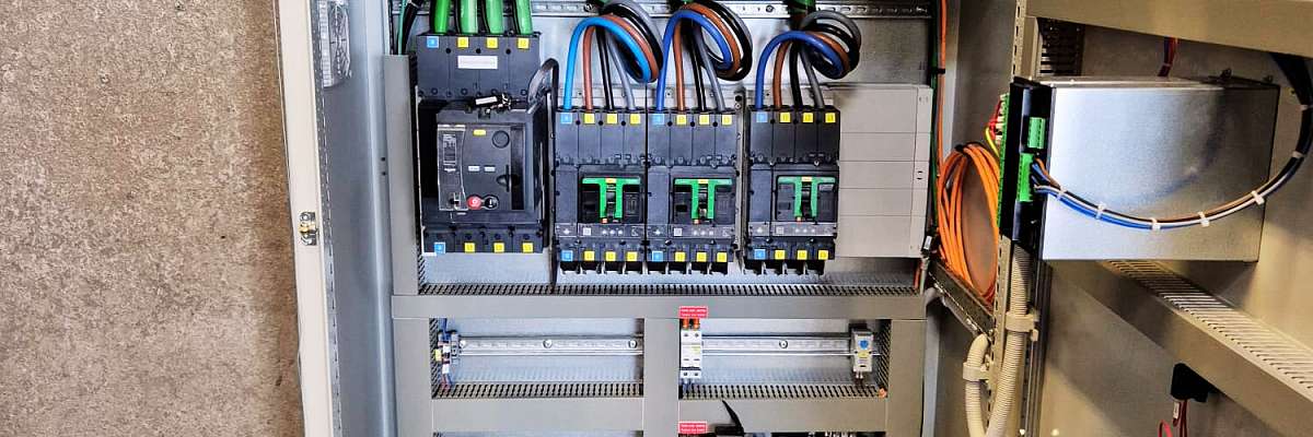 Net-decoupling panels to support battery storage